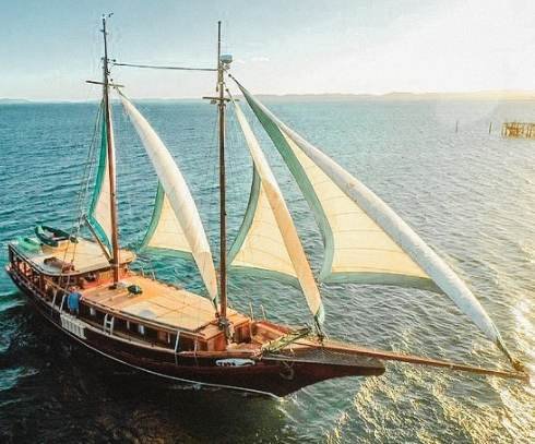 Sailing Yabá boat