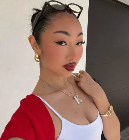 Self care YouTuber Kelly (@Itsbabykelz)